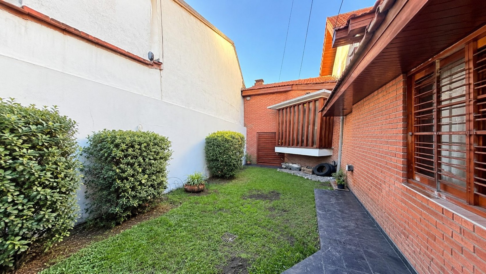HERMOSO CHALET 4 AMBIENTES CON COCHERA JARDIN Y BALCON TERRAZA 