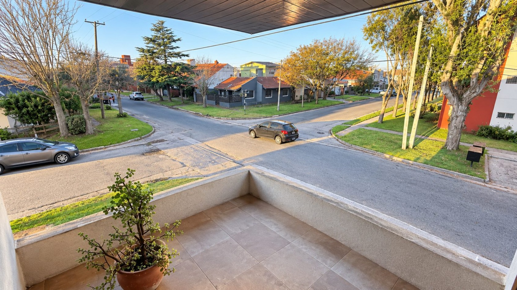 HERMOSO CHALET 4 AMBIENTES CON COCHERA JARDIN Y BALCON TERRAZA 