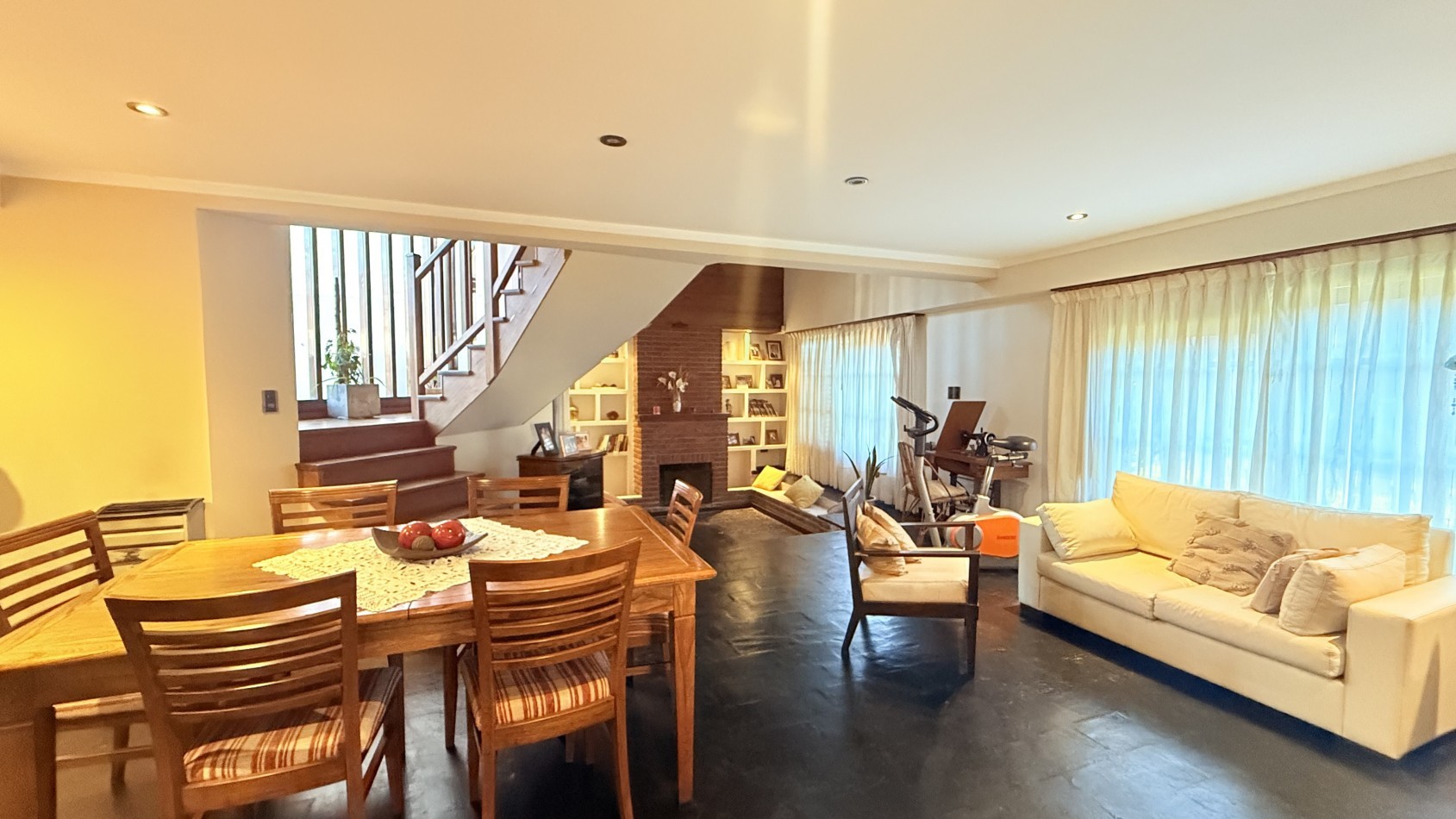 HERMOSO CHALET 4 AMBIENTES CON COCHERA JARDIN Y BALCON TERRAZA 