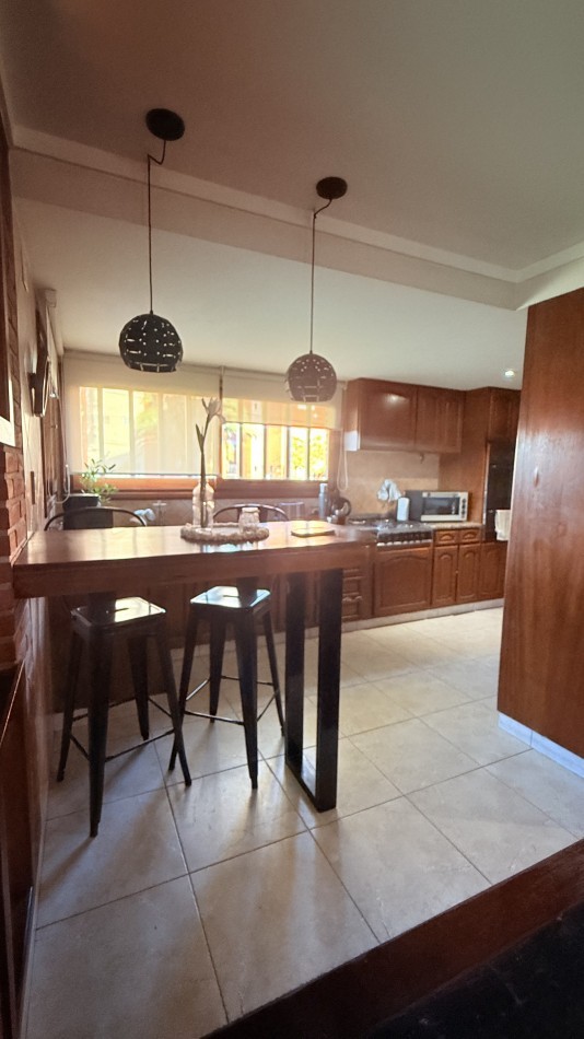 HERMOSO CHALET 4 AMBIENTES CON COCHERA JARDIN Y BALCON TERRAZA 