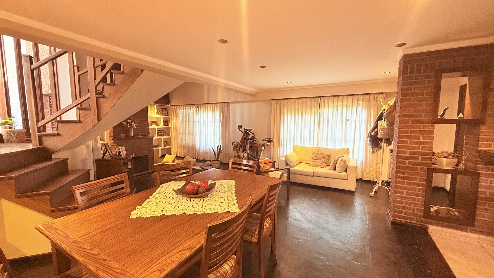 HERMOSO CHALET 4 AMBIENTES CON COCHERA JARDIN Y BALCON TERRAZA 