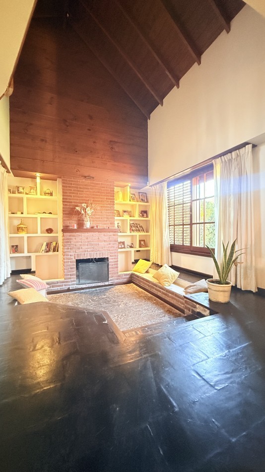 HERMOSO CHALET 4 AMBIENTES CON COCHERA JARDIN Y BALCON TERRAZA 