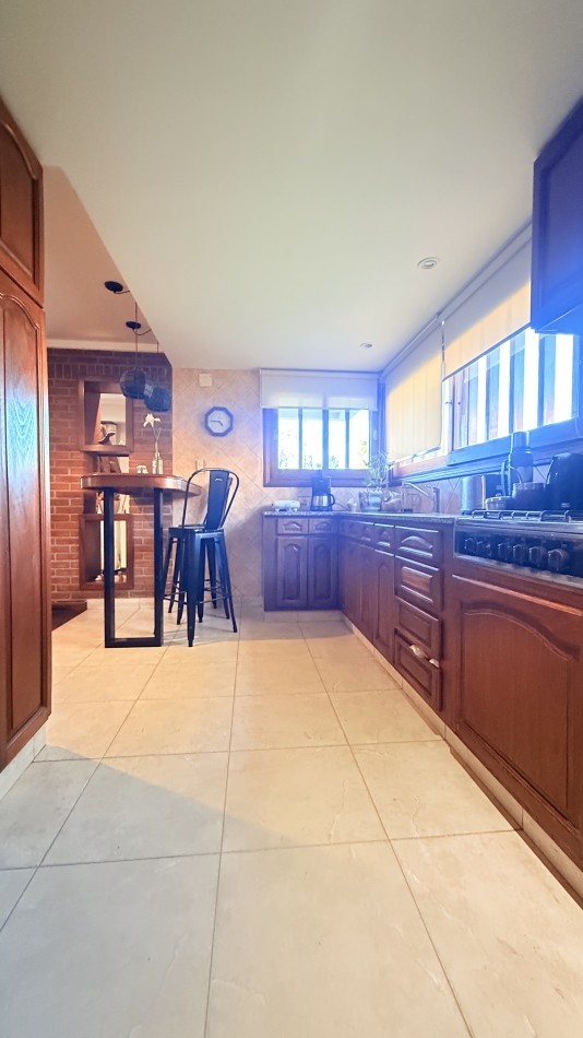 HERMOSO CHALET 4 AMBIENTES CON COCHERA JARDIN Y BALCON TERRAZA 