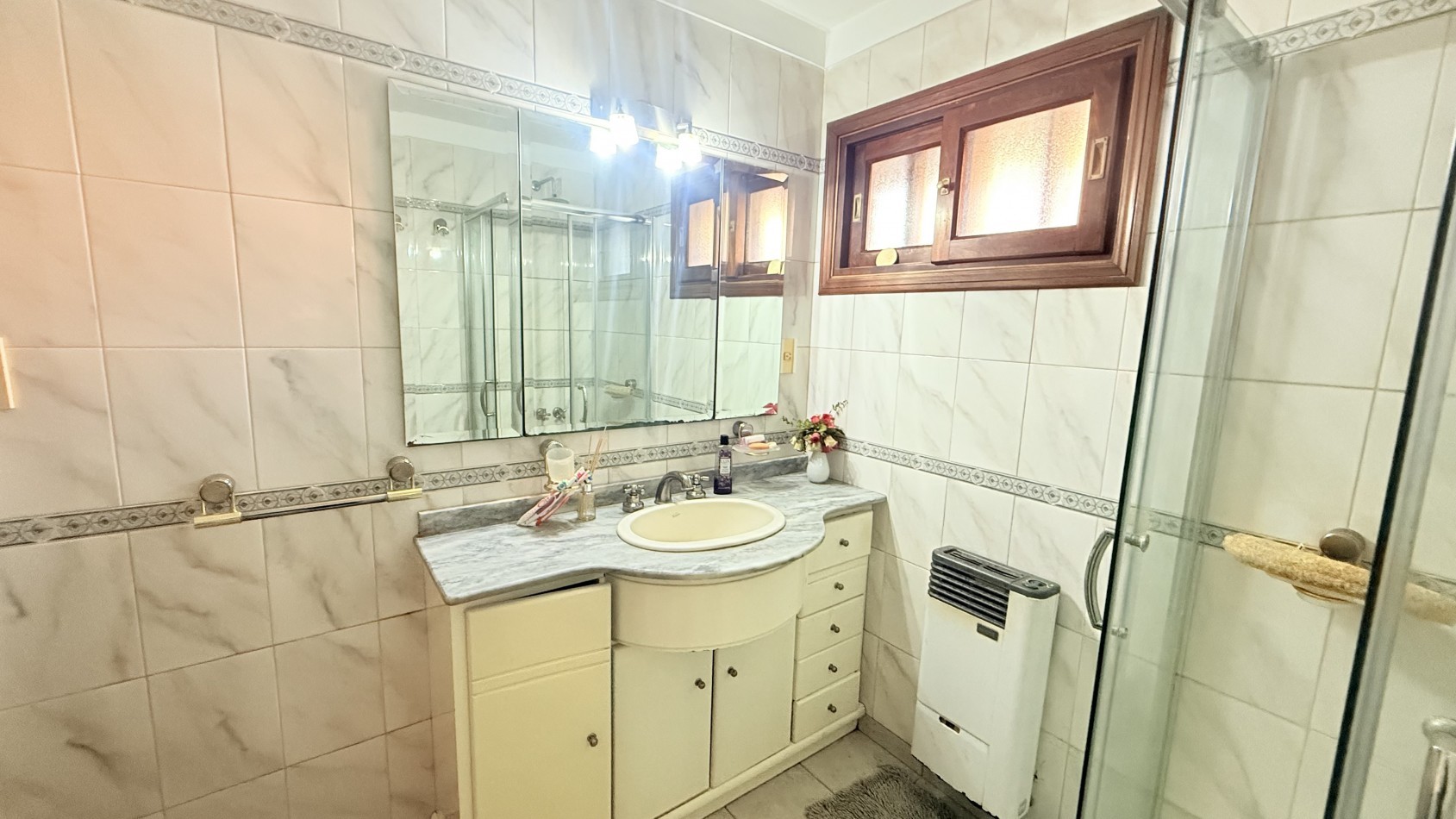 HERMOSO CHALET 4 AMBIENTES CON COCHERA JARDIN Y BALCON TERRAZA 