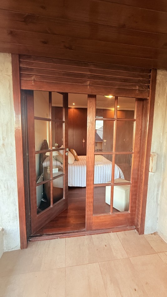 HERMOSO CHALET 4 AMBIENTES CON COCHERA JARDIN Y BALCON TERRAZA 