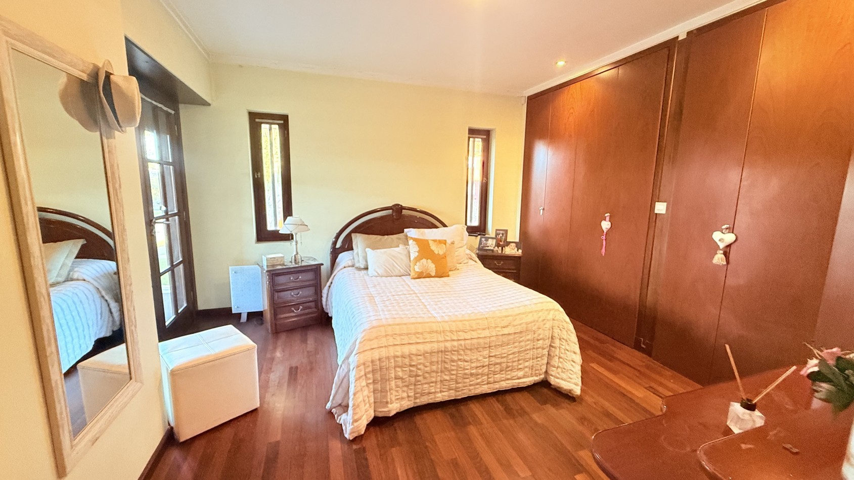 HERMOSO CHALET 4 AMBIENTES CON COCHERA JARDIN Y BALCON TERRAZA 