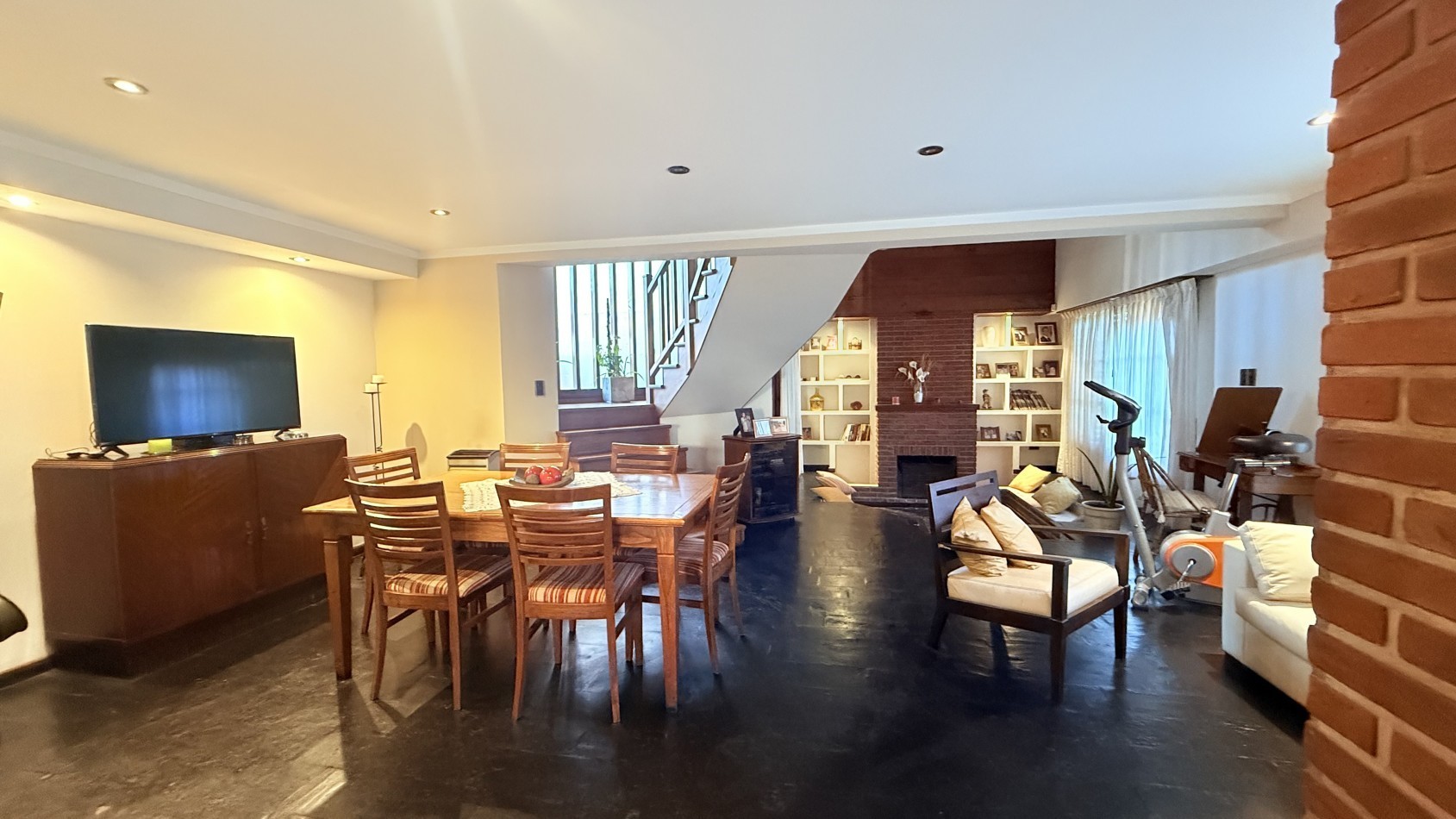 HERMOSO CHALET 4 AMBIENTES CON COCHERA JARDIN Y BALCON TERRAZA 