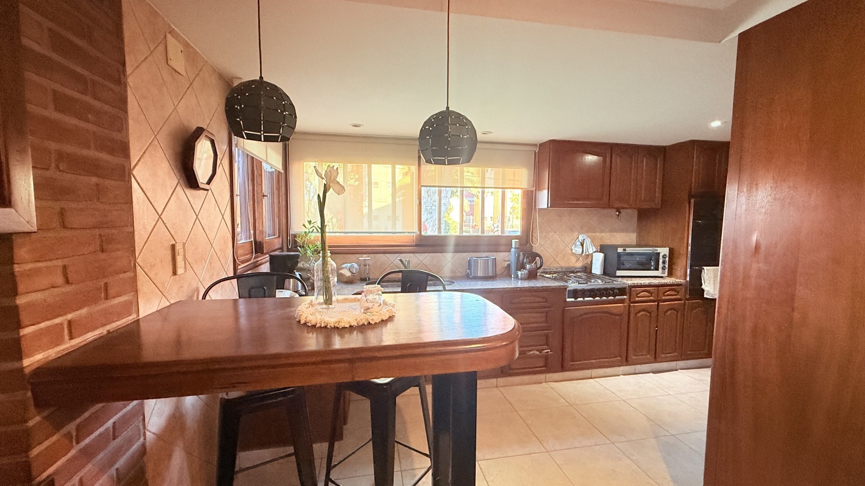 HERMOSO CHALET 4 AMBIENTES CON COCHERA JARDIN Y BALCON TERRAZA 