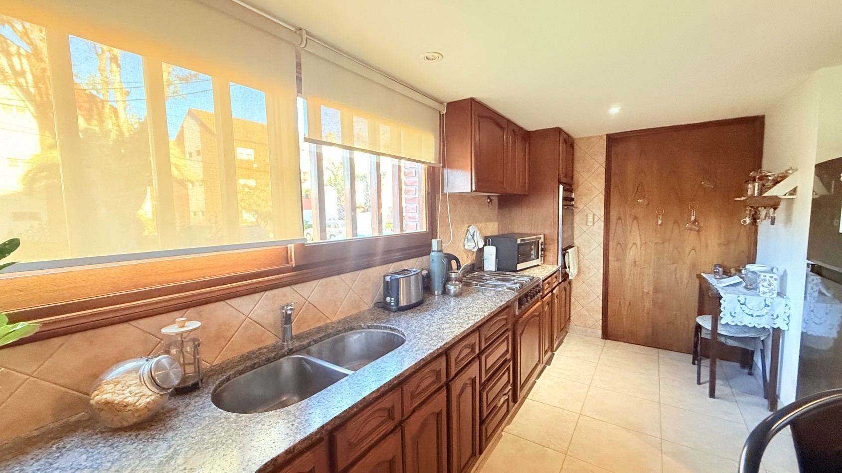 HERMOSO CHALET 4 AMBIENTES CON COCHERA JARDIN Y BALCON TERRAZA 