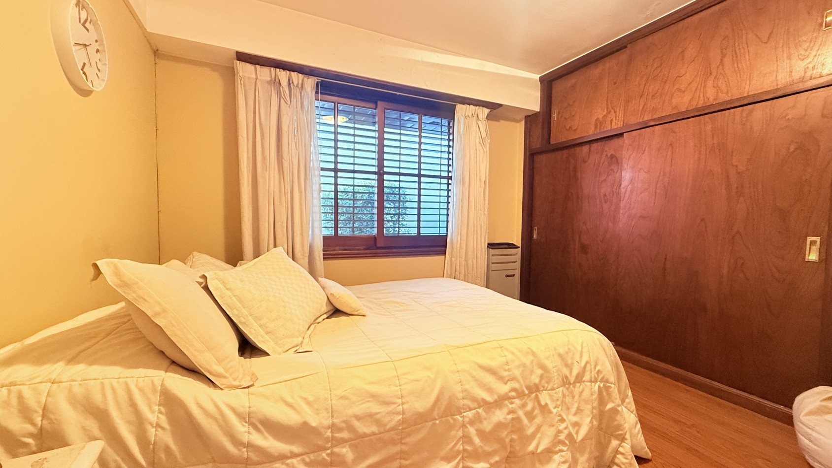 HERMOSO CHALET 4 AMBIENTES CON COCHERA JARDIN Y BALCON TERRAZA 