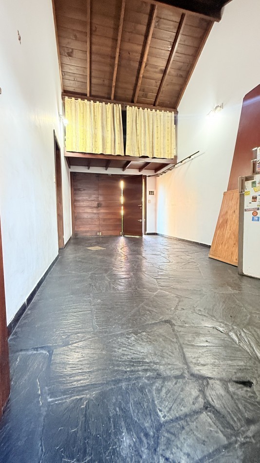 HERMOSO CHALET 4 AMBIENTES CON COCHERA JARDIN Y BALCON TERRAZA 