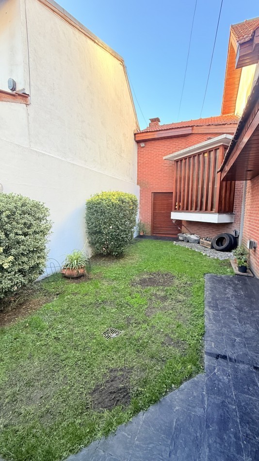 HERMOSO CHALET 4 AMBIENTES CON COCHERA JARDIN Y BALCON TERRAZA 