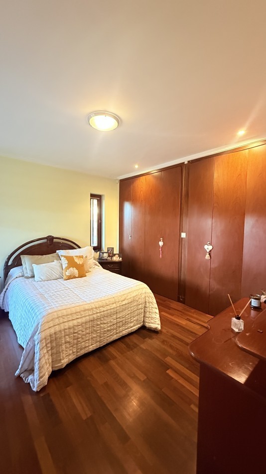 HERMOSO CHALET 4 AMBIENTES CON COCHERA JARDIN Y BALCON TERRAZA 
