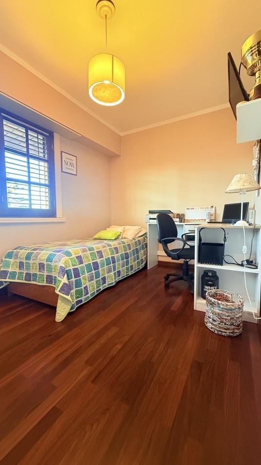HERMOSO CHALET 4 AMBIENTES CON COCHERA JARDIN Y BALCON TERRAZA 