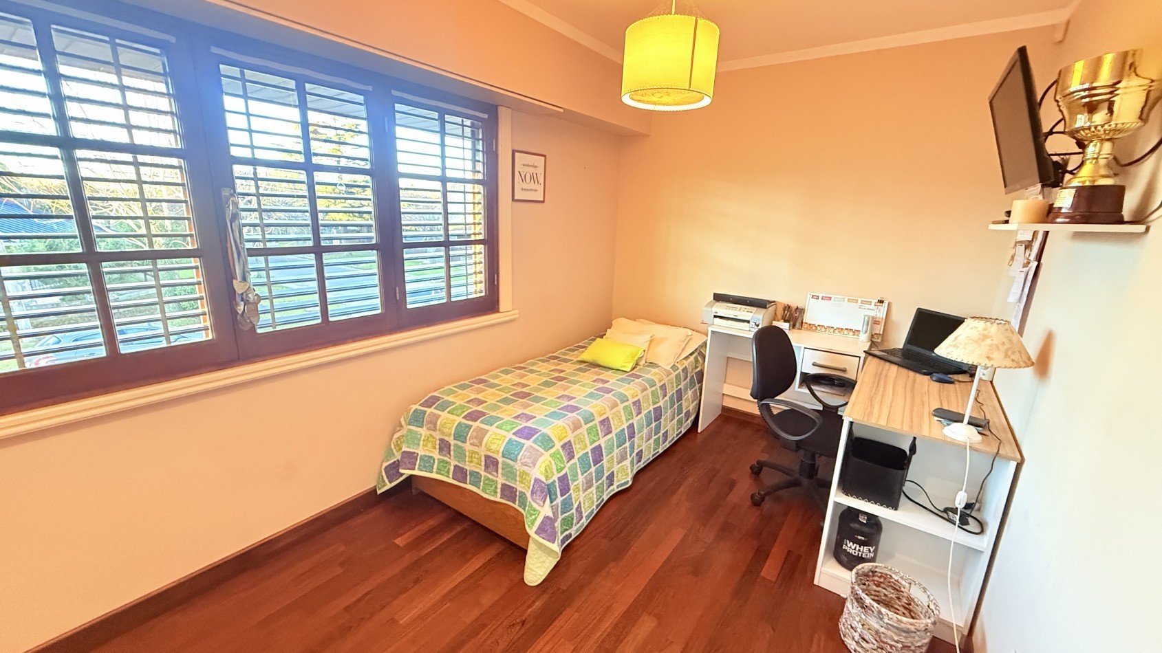 HERMOSO CHALET 4 AMBIENTES CON COCHERA JARDIN Y BALCON TERRAZA 
