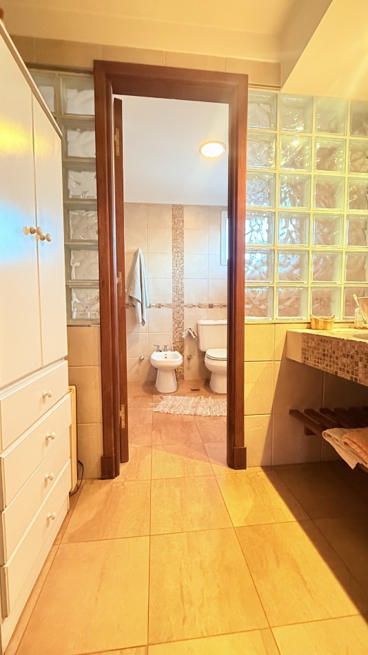HERMOSO CHALET 4 AMBIENTES CON COCHERA JARDIN Y BALCON TERRAZA 