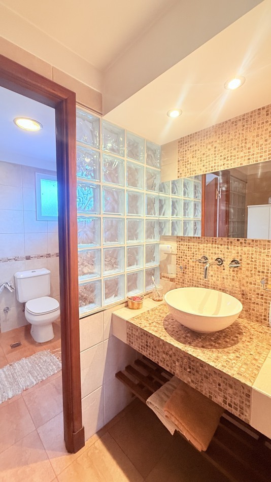 HERMOSO CHALET 4 AMBIENTES CON COCHERA JARDIN Y BALCON TERRAZA 