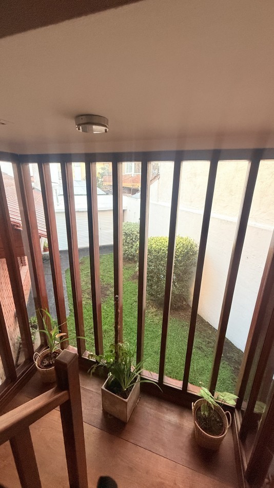 HERMOSO CHALET 4 AMBIENTES CON COCHERA JARDIN Y BALCON TERRAZA 