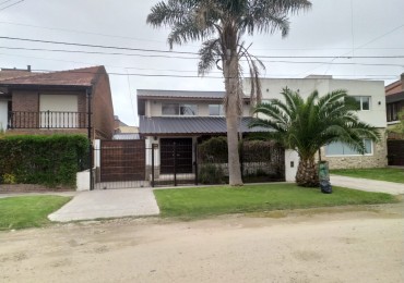 HERMOSO CHALET 5 AMBIENTES EN VENTA CON PARQUE Y COCHERA