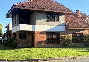 HERMOSO CHALET 4 AMBIENTES CON COCHERA JARDIN Y BALCON TERRAZA