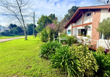 Casa tres ambientes con parque y cochera en Sierra de los padres