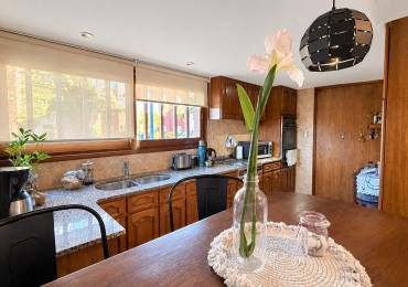 HERMOSO CHALET 4 AMBIENTES CON COCHERA JARDIN Y BALCON TERRAZA 
